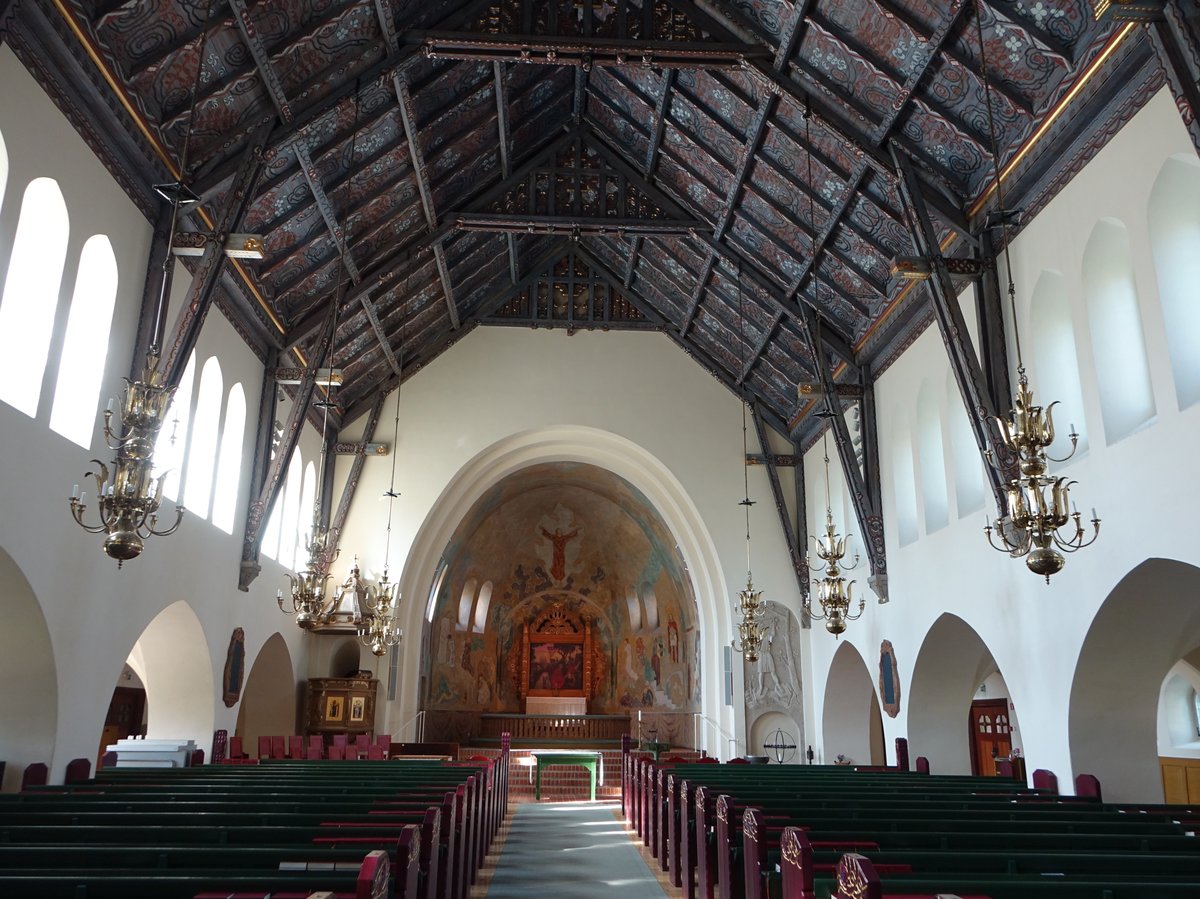 Arvika, Ev. Dreifaltigkeitskirche, Kanzel und Altarumrahmung von Ola Eriksson, Altarbild von Bjrn Ahlgrensson, Taufstein mit Silberschale von Bror Sahlstrm (30.05.2018)