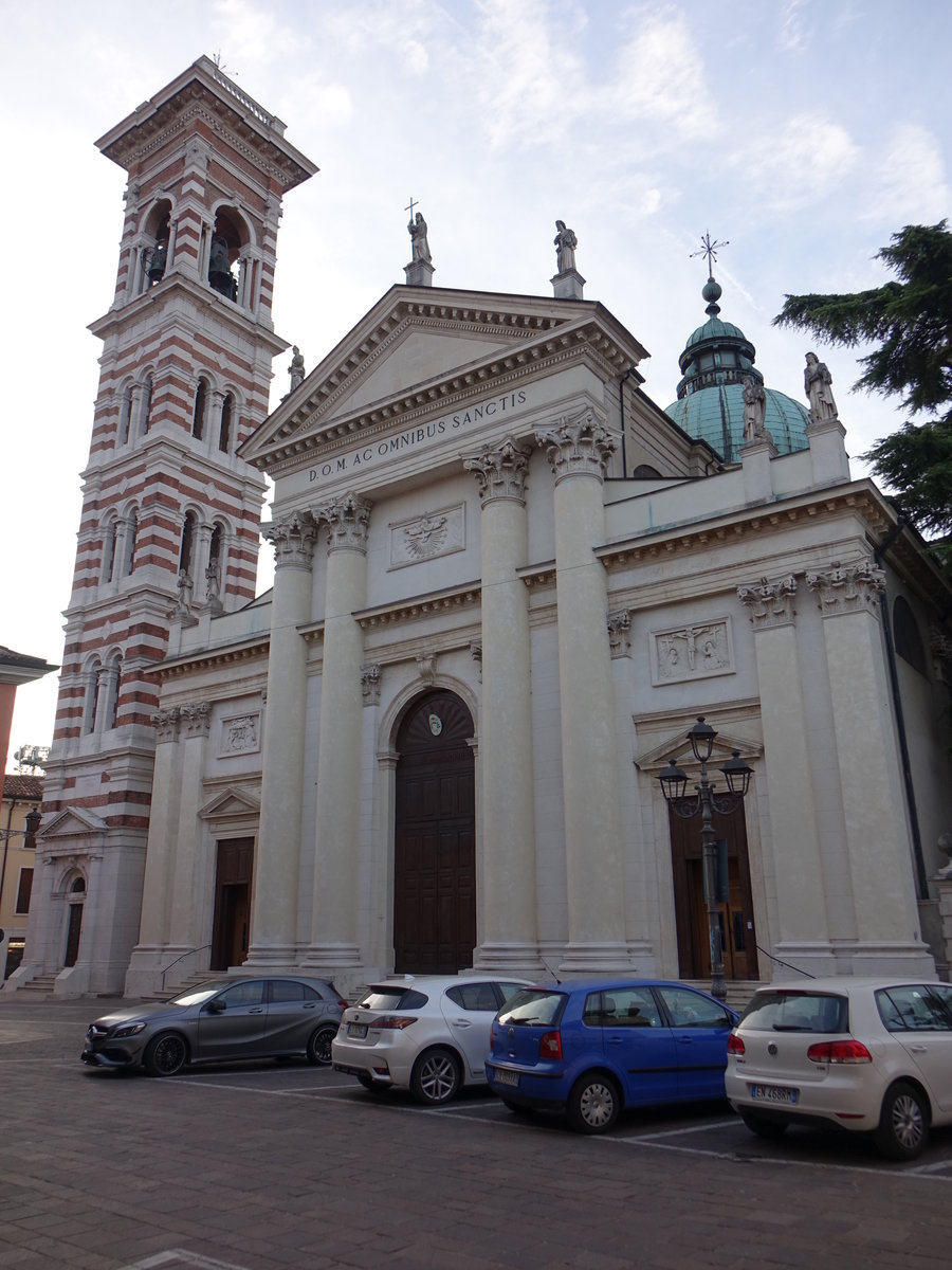 Arzignano, Duomo di Ognissanti, erbaut bis 1803, Fassade von 1960, neoklassizistischen Stil (28.10.2017)