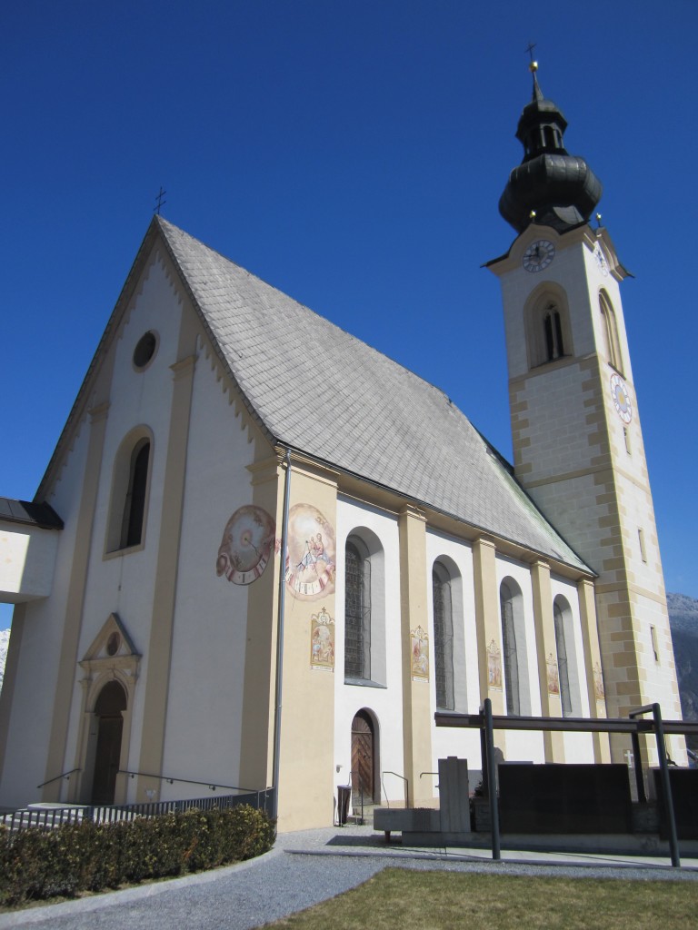 Arzl im Pitztal, Pfarrkirche St. Ingenuin und Albuin, sptgotische Kirche vergrert im 18. Jahrhundert, seit 1875 neuromanischer Stil (01.04.2013)