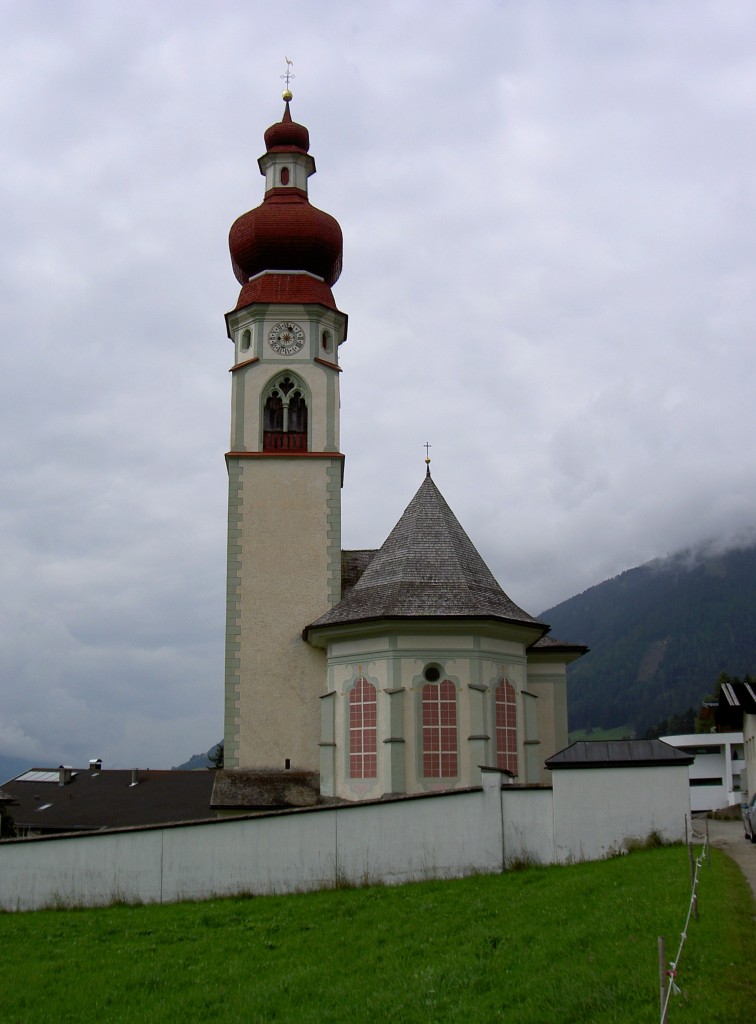 Asch bei Anras, gotische Kath. Wallf. Kirche Maria Himmelfahrt, erbaut Ende des 15. Jahrhunderts, erweitert und barockisiert von 1764 bis 1765 durch Thomas Mayr (18.09.2014)