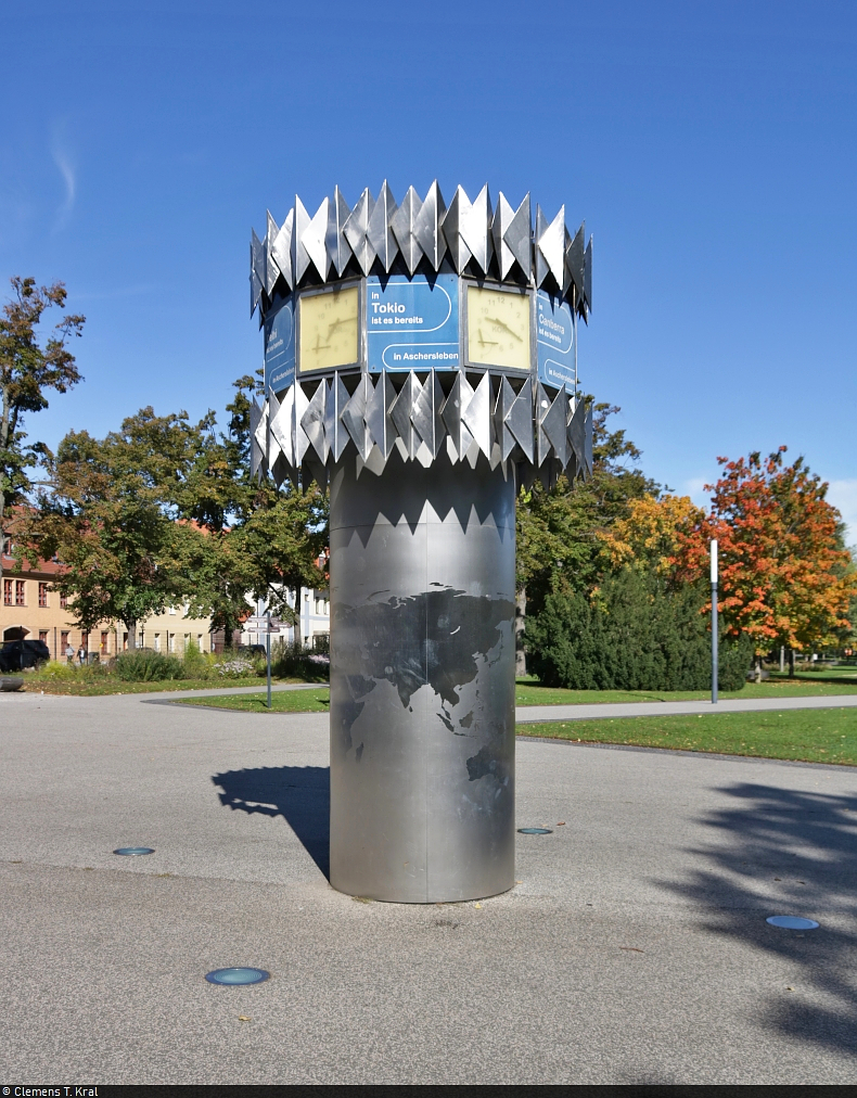 Aschersleben: ein Rundgang durch die lteste Stadt Sachsen-Anhalts.
Schon seit 1976 ziert eine Weltzeituhr die Herrenbreite. Sie wurde vom Aschersleber Knstler Heindrich Rademacher geschaffen und entwickelte sich zu einem bekannten Treffpunkt. Und whrend uns z.B. Canberra schon um 9 Stunden voraus ist, wurde das Bild zu folgendem Zeitpunkt aufgenommen:

🕓 30.9.2021 | 12:15 Uhr