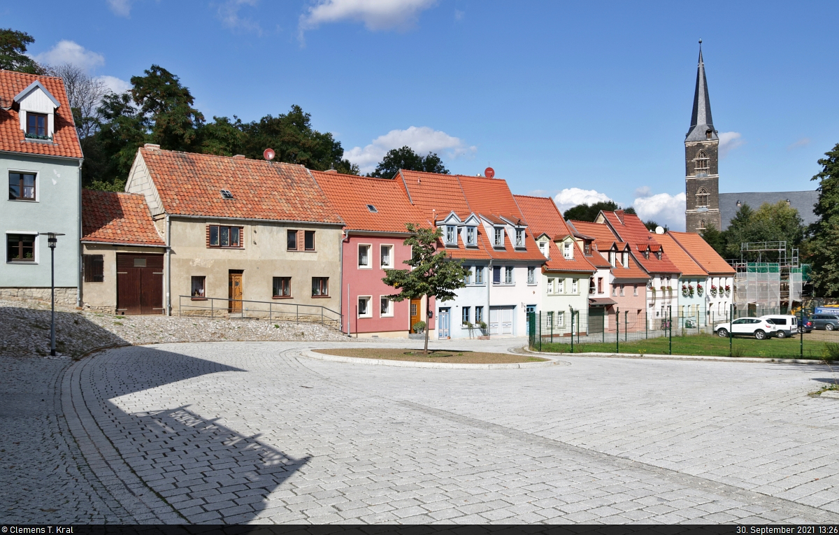 Aschersleben: ein Rundgang durch die lteste Stadt Sachsen-Anhalts.
Der Kiethof endet am Fotostandort als Sackgasse der Strae  Vor dem Wassertor  und grenzt an den Apothekergraben. Aufgrund seiner romantischen Winkellage wird er auch als  Malerwinkel  bezeichnet. Im Hintergrund thront der leicht schiefe Turm der St.-Stephani-Kirche.

🕓 30.9.2021 | 13:26 Uhr