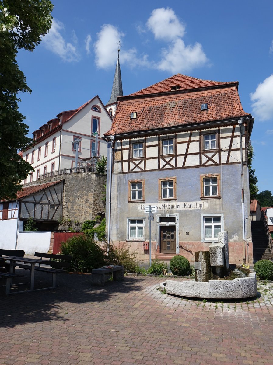 Aschfeld, Gasthaus „Zum Engel“, Dreigeschossiger Mansardwalmdachbau mit Fachwerkobergeschoss, erbaut 1794 (26.05.2018)
