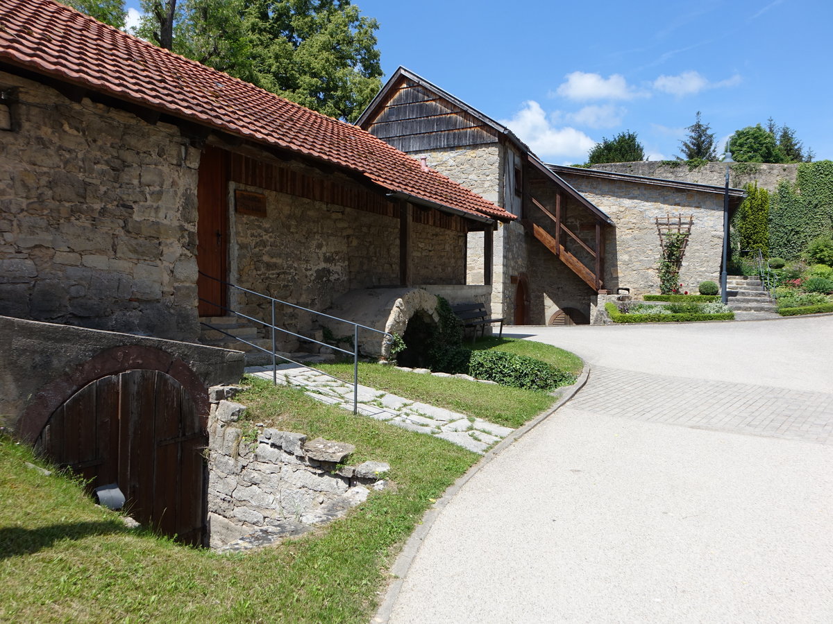 Aschfeld, Kirchgaden in der Kirchenburg, kleine eingeschossige Satteldach- und Pultdachbauten mit Kellern (26.05.2018)