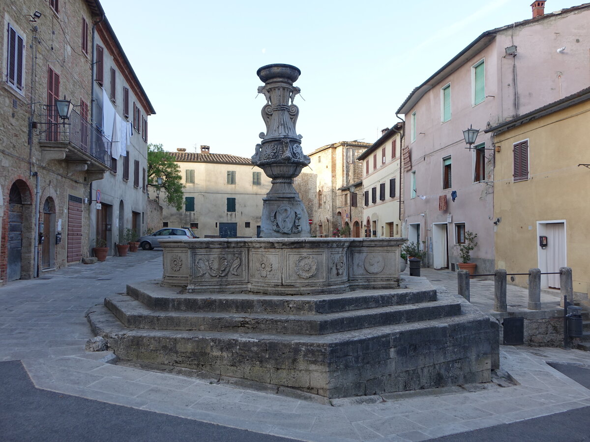 Asciano, historischer Brunnen in der Via Amos Cassioli (21.05.2022)