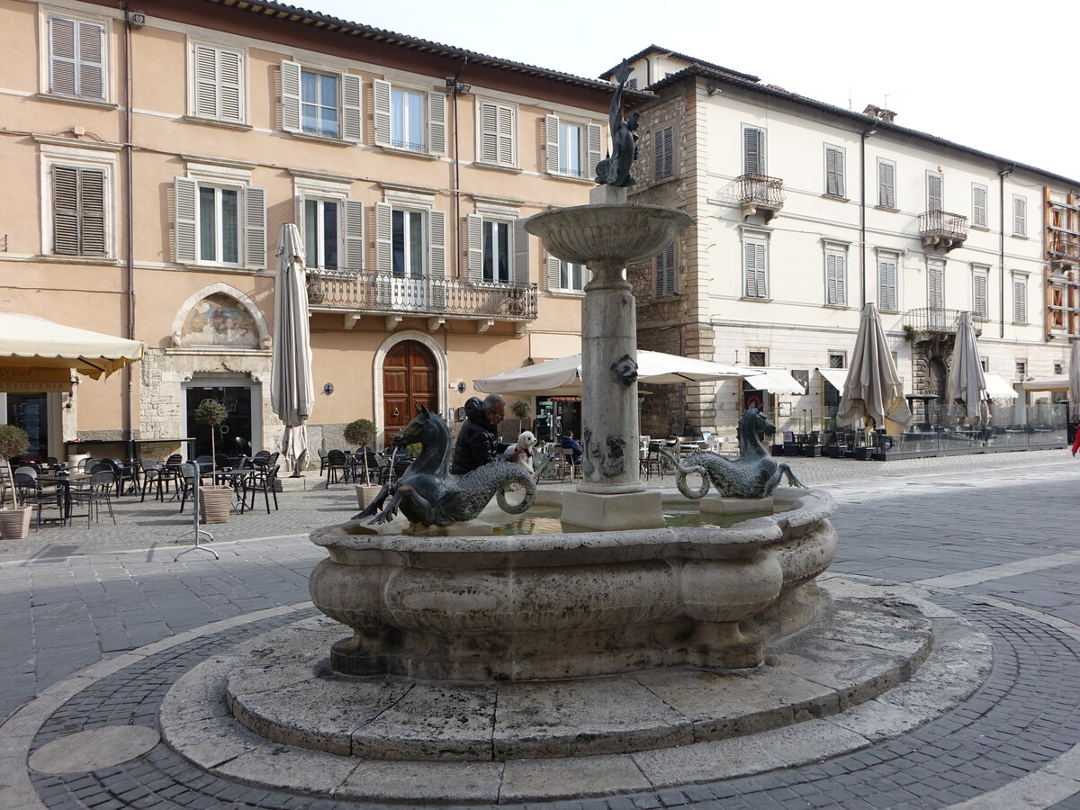 Ascoli Piceno, historischer Brunnen an der Piazza Arringo (29.03.2022)
