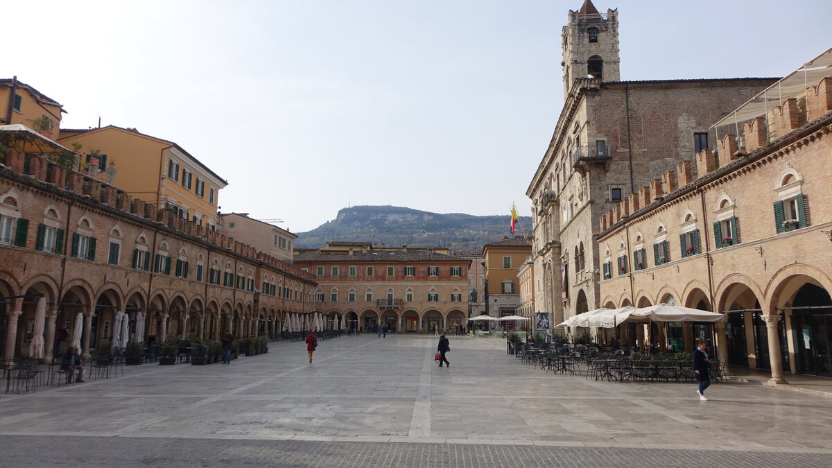 Ascoli Piceno, Palazzo dei Capitani an der Piazza del Popolo (29.03.2022)