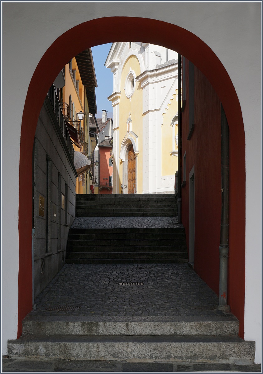 Ascona: Von der Seepromenade gleitet ein Blick durch Tor in ein schmales Gsschen.
17. Mrz 2017