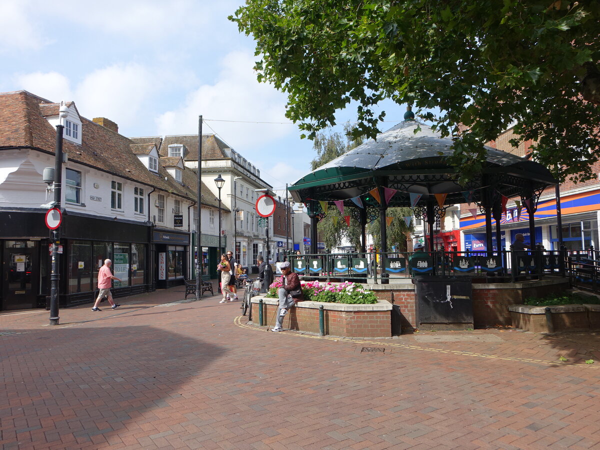 Ashford, Pavillon und Huser an der High Street (03.09.2023)