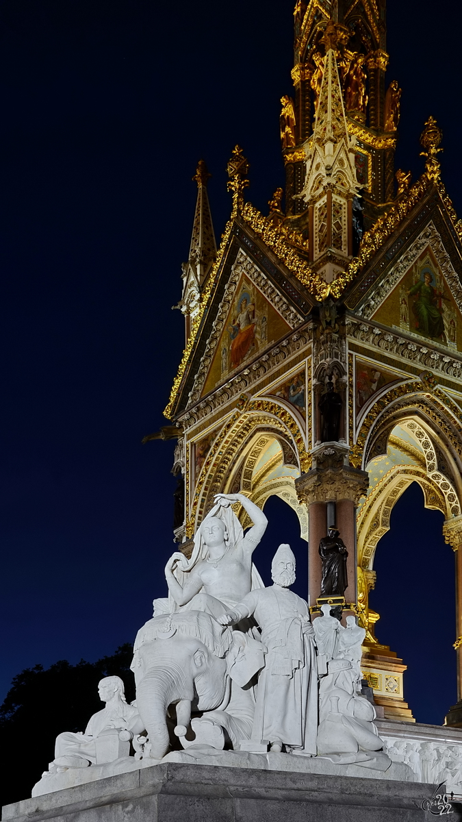 Asien ist eine der vier Figurengruppen am Albert Memorial, bestehend aus einigen vlkerkundlichen Figuren und einem fr den Kontinent typischen groen Tier. (London, September 2013)