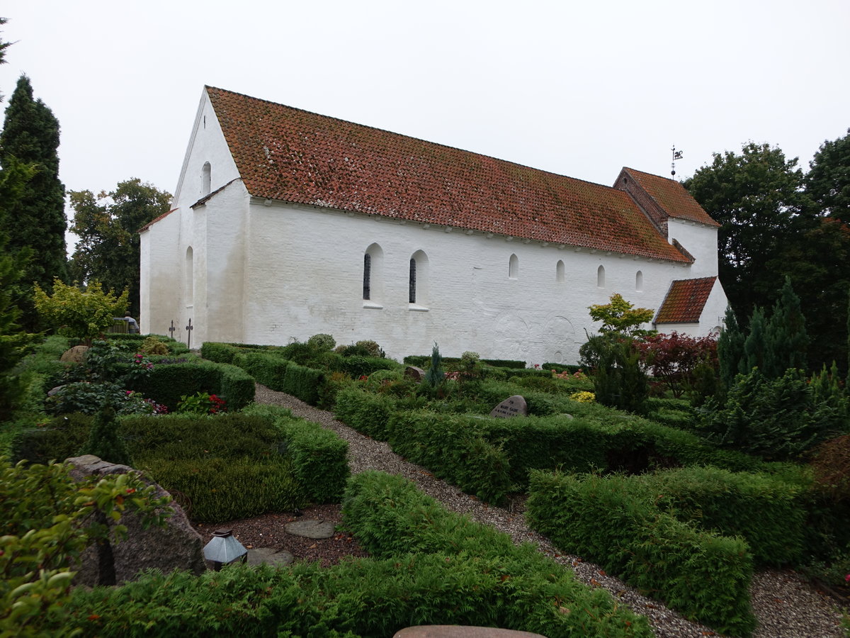 Asmild, romanische Ev. Kirche, erbaut um 1100 aus Feldstein und Schwemmstein (21.09.2020)