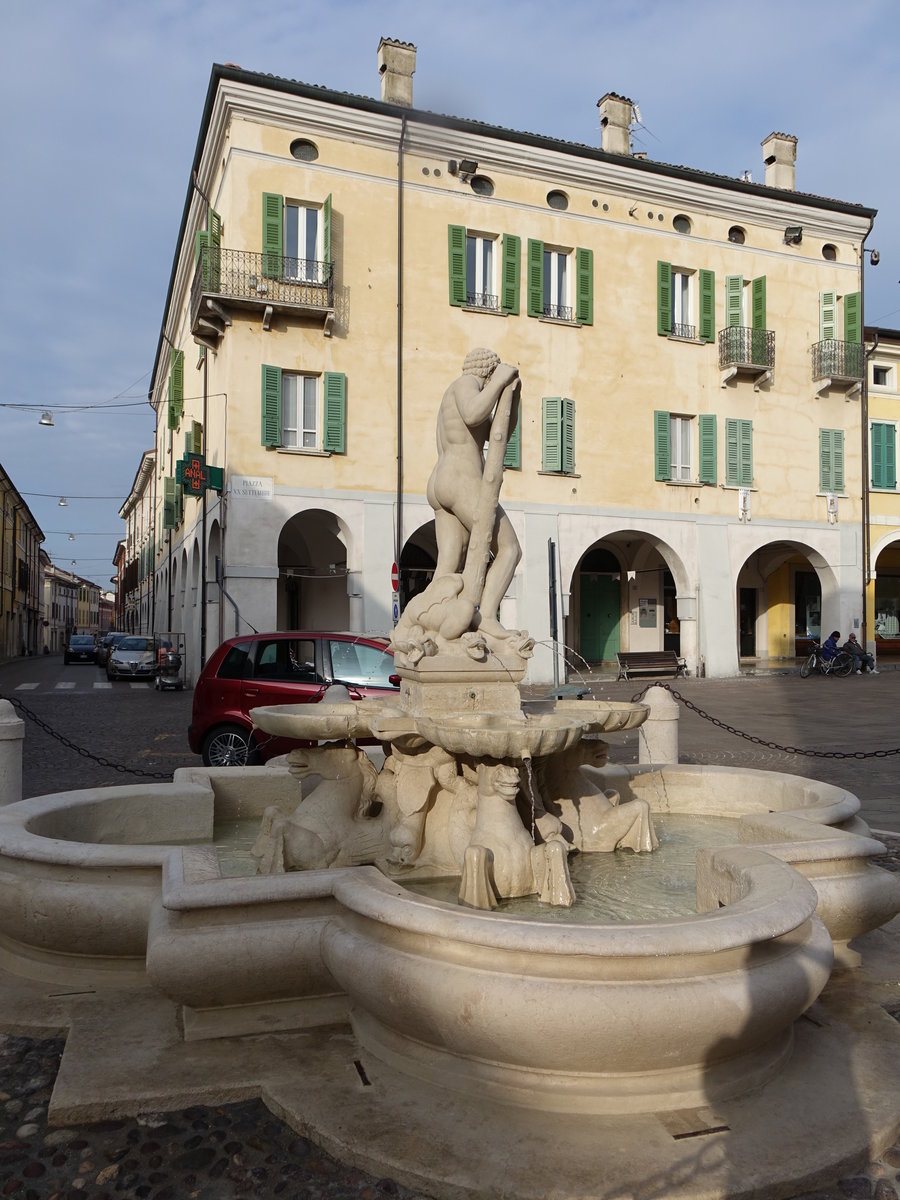 Asola, Brunnen an der Piazza Mangeri (11.10.2016)