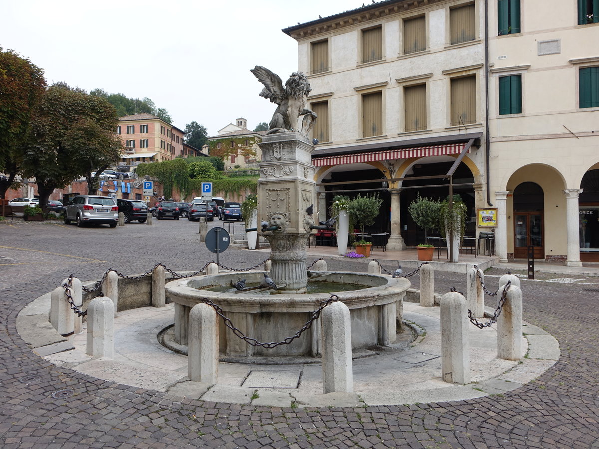 Asolo, Brunnen an der Piazza Giuseppe Garibaldi (17.09.2019)
