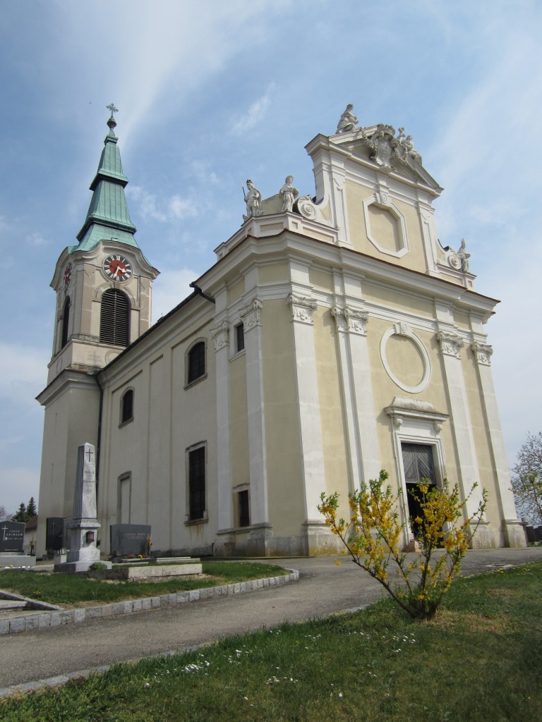 Aspersdorf, Pfarrkirche St. Georg, sptbarocke Saalkirche mit Nordturm, erbaut von 1718 bis 1730 von Johann Lukas von Hildebrandt (19.04.2014)