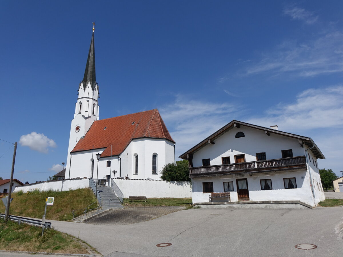 Aspertsham, Pfarrkirche St. Johann Baptist, einschiffiger Bau mit dreiseitig geschlossenem Chor, erbaut 1524, Turmobergescho und Spitzhelm von 1873 (15.08.2015)