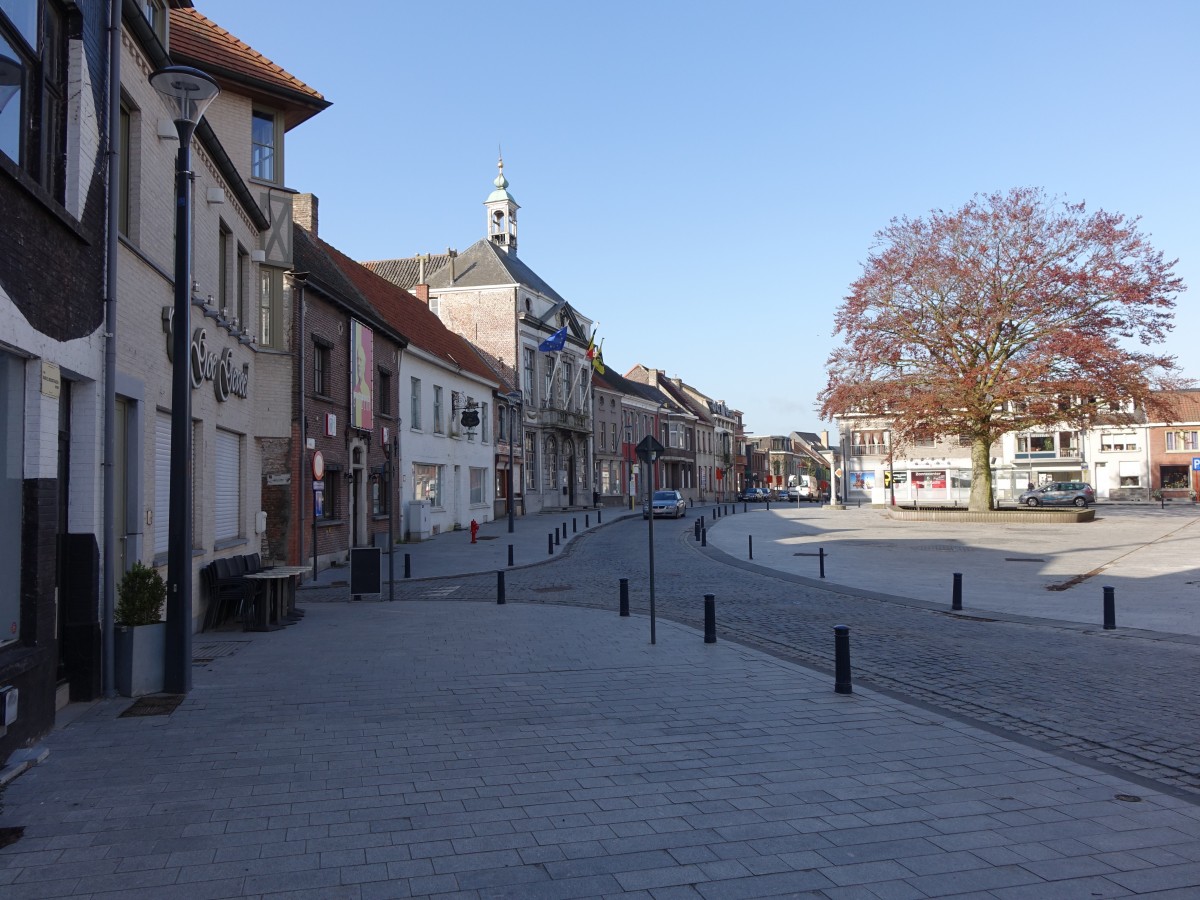 Assenede, Marktplatz mit Rathaus (30.04.2015)