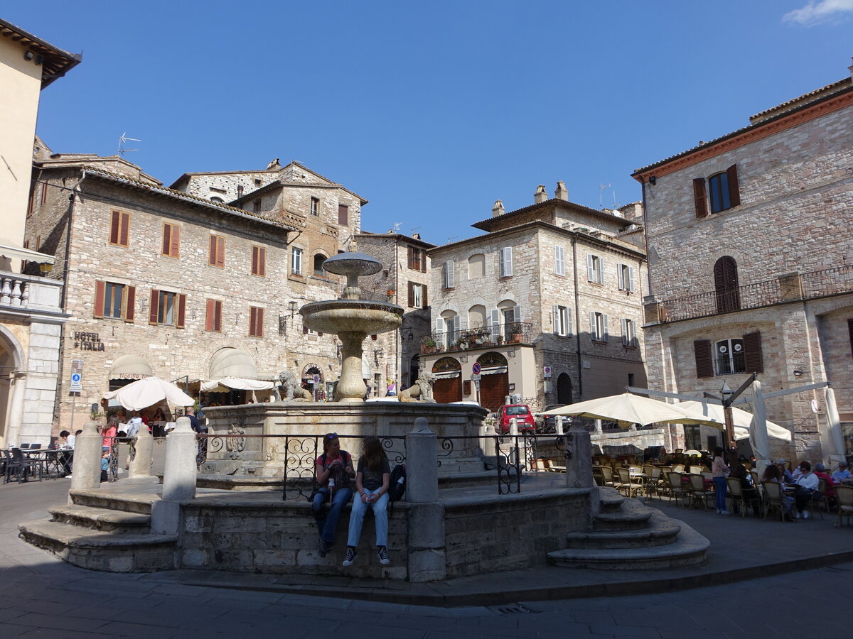 Assisi, Fontane dei tre Leoni an der Piazza del Comune (26.03.2022)