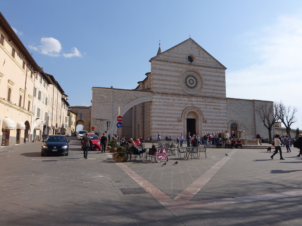 Assisi, gotische Basilika Santa Chiara, erbaut ab 1257 (26.03.2022)
