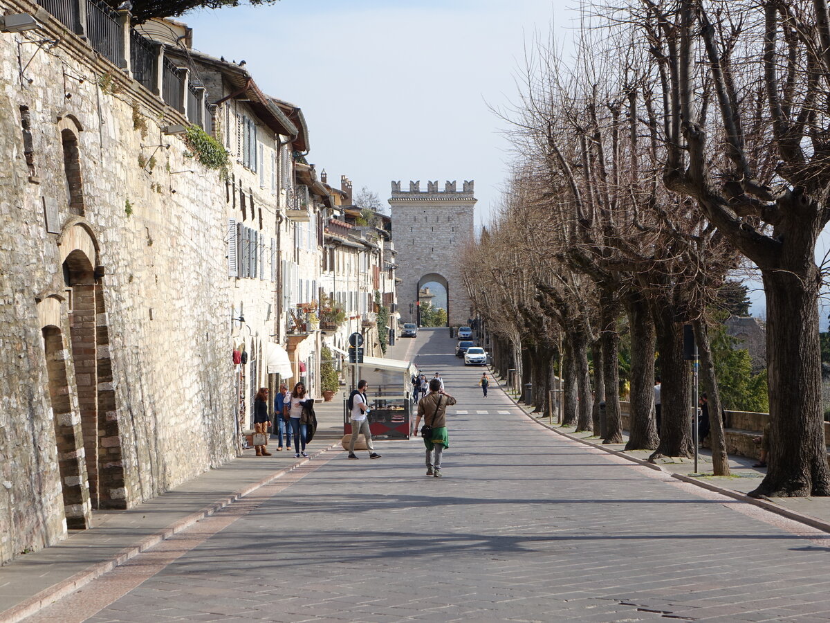 Assisi, Huser und Stadttor Porta Nuova in der Via Borgo Arentino (26.03.2022)