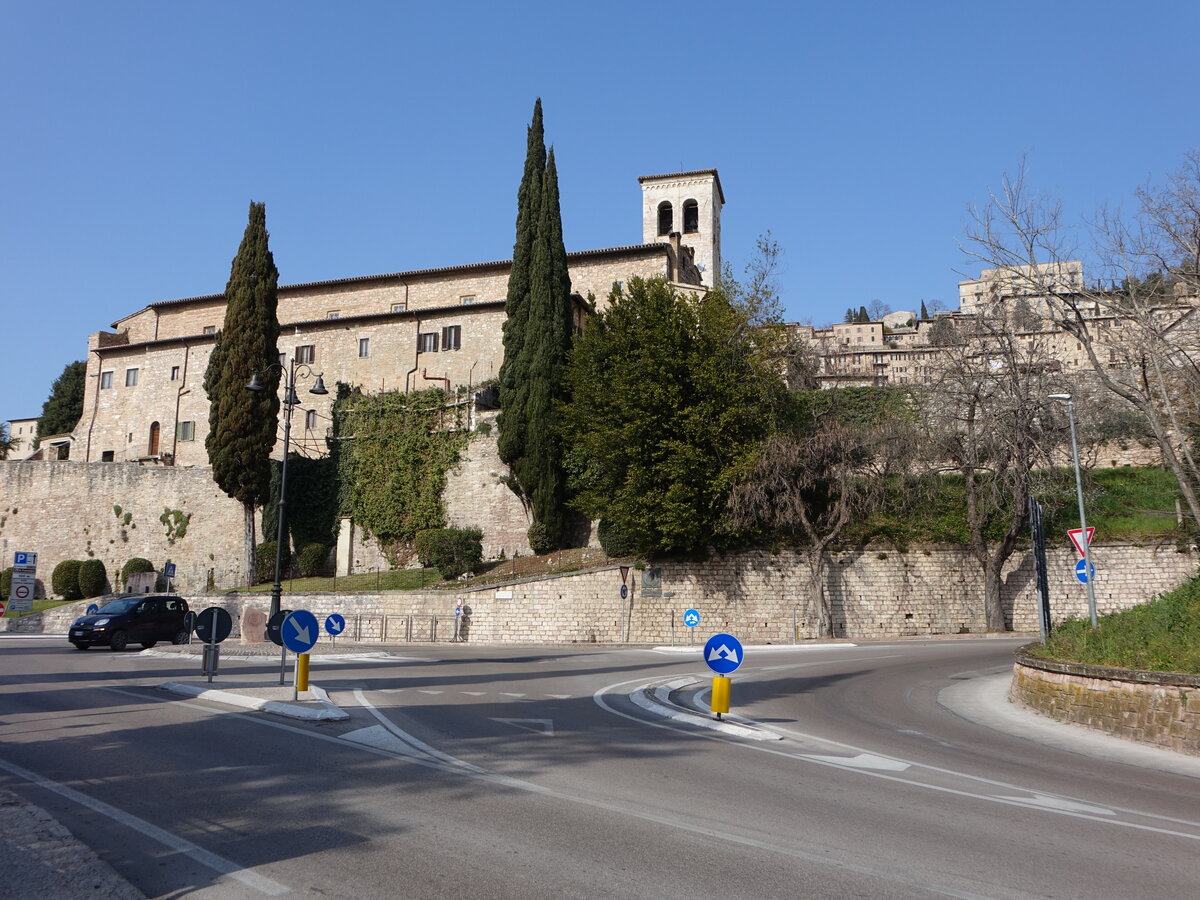 Assisi, Pfarrkirche San Pietro, erbaut im 10. Jahrhundert (26.03.2022)