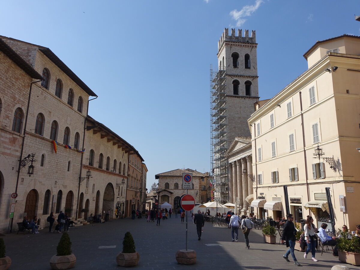 Assisi, Pfarrkirche St. Maria spora Minerva an der Piazza del Comune, erbaut im 16. Jahrhundert (26.03.2022)