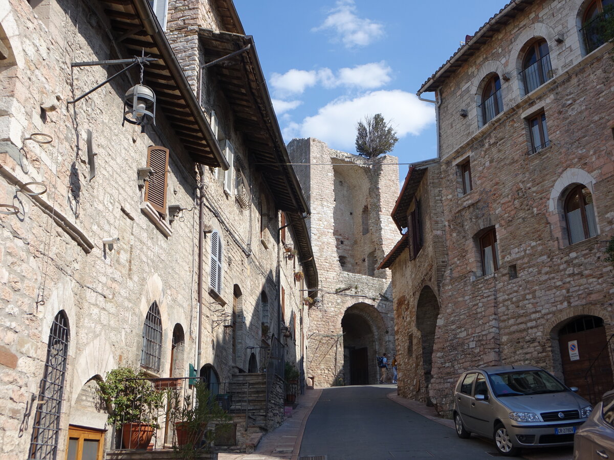 Assisi, Porta San Giacomo in der Via Cardinale Raffaele Merry del Val (26.03.2022)