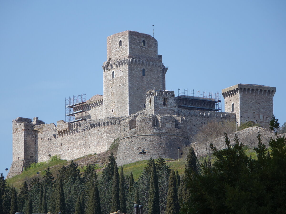 Assisi, Rocca Maggiore, erbaut ab 1198, Wiederaufbau nach Zerstrung 1198 im 14. Jahrhundert (26.03.2022)