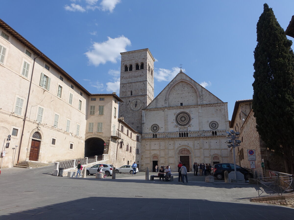 Assisi, romanische Kathedrale San Rufino, erbaut ab  1140 nach Plnen von Giovanni da Gubbio (26.03.2022)
