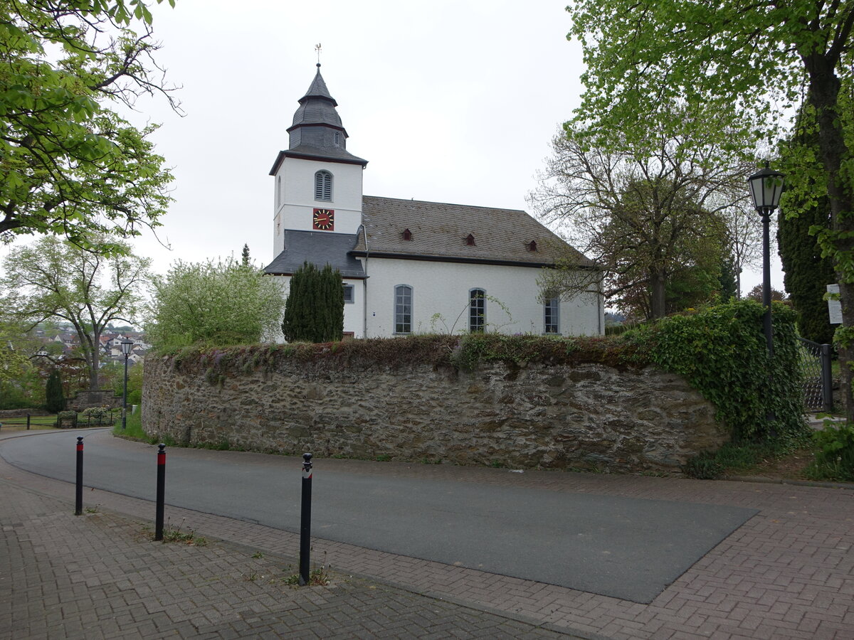 Asslar, evangelische Kirche, Westturm 14. Jahrhundert, Kirchenschiff erbaut um 1770 (30.04.2022)