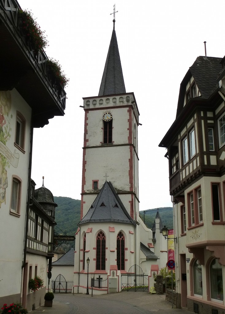 Assmannshausen, Blick von der Hllenbergstrae zum 43m hohen Turm der Heilig-Kreuz-Kirche, Sept.2014