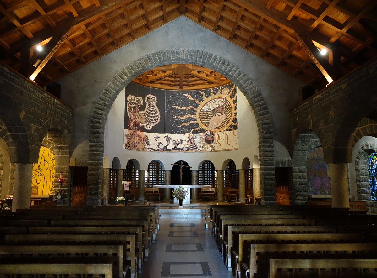 Assy, Innenraum der Notre-Dame Kirche, Gemlde von Marc Chagall, Wandteppiche im Chor von Lurcat, Glasfenster von Bazaine und Rouault (24.09.2016)