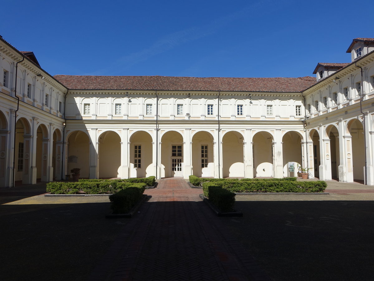 Asti, Innenhof im Palazzo del Michelerio am Corso Vittorio Alfieri (02.10.2018)