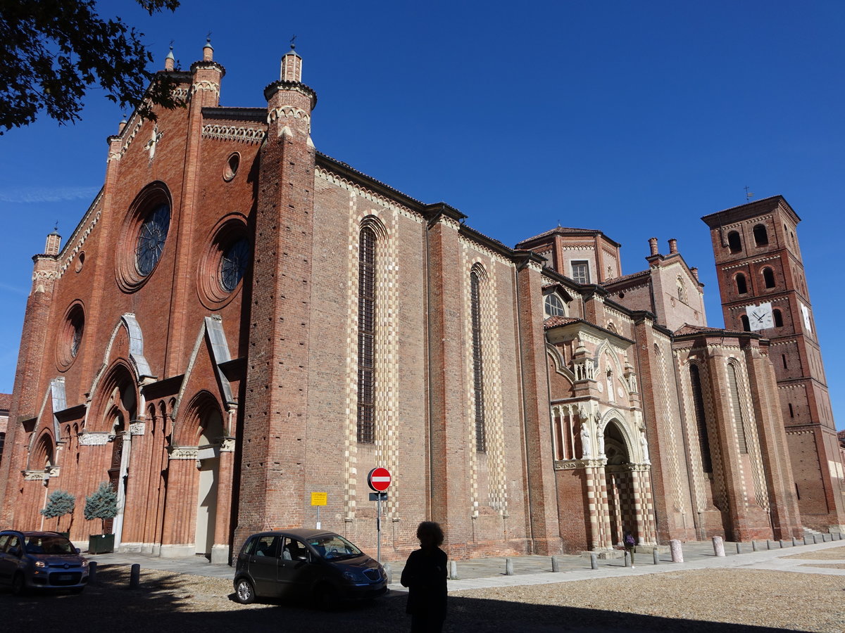 Asti, Kathedrale St. Maria Assunta, gotische Backsteinkathedrale, erbaut von 1309 bis 1354, romanischer Kampanile vom Vorgngerbau (02.10.2018)