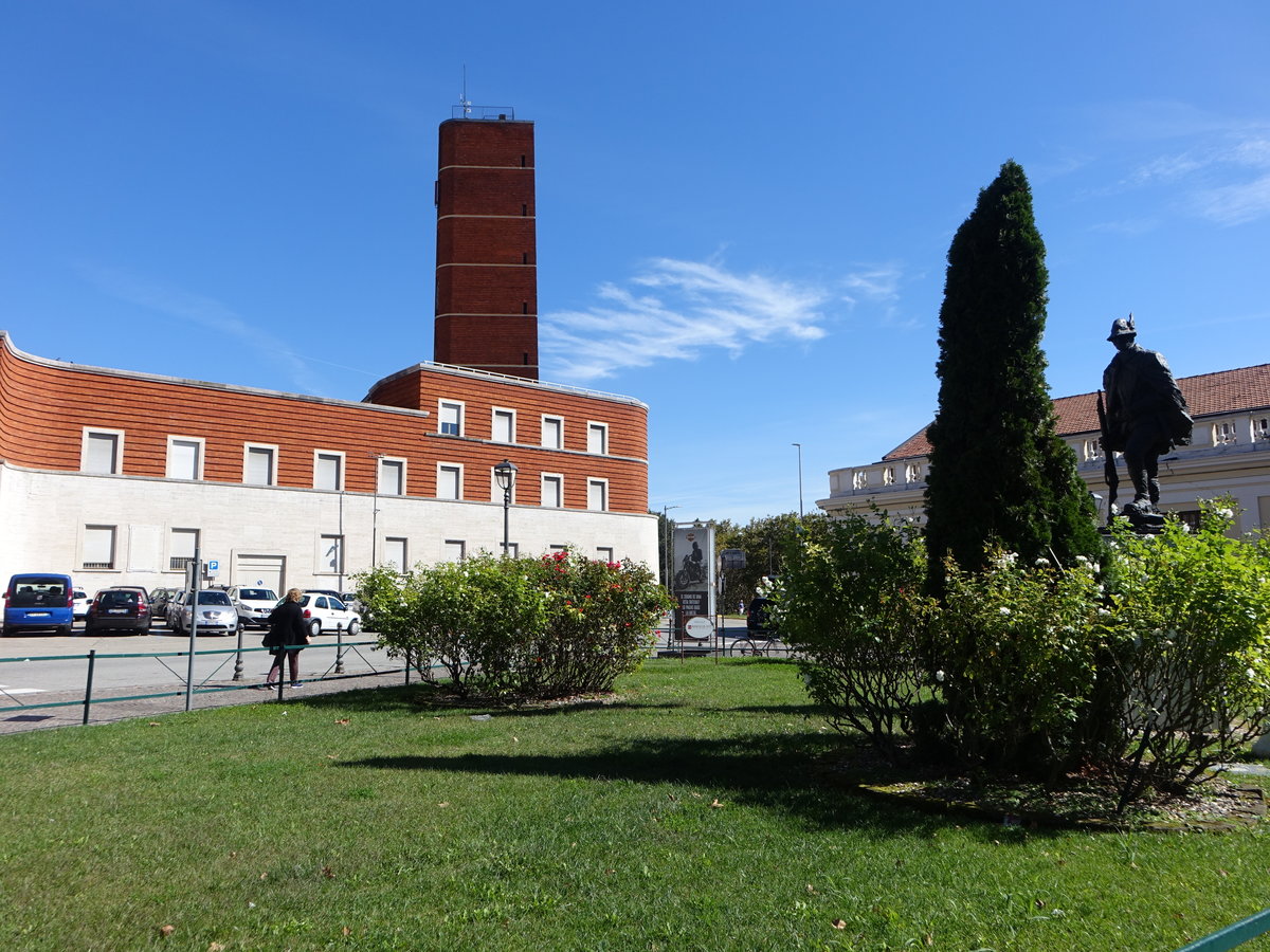 Asti, Palazzo della Provincia an der Piazza della Liberta (02.10.2018)