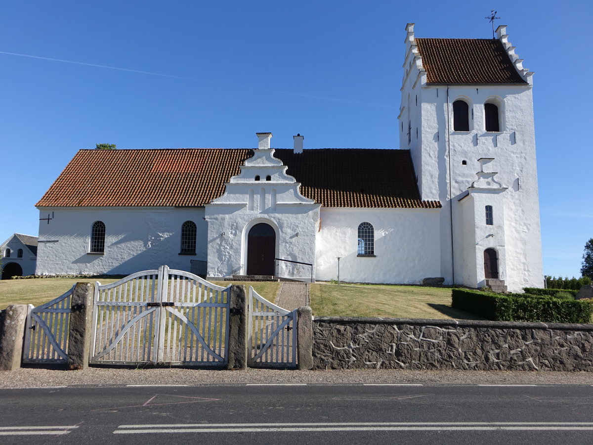 Astrup, romanische Ev. Kirche, erbaut im 11. Jahrhundert (06.06.2018)
