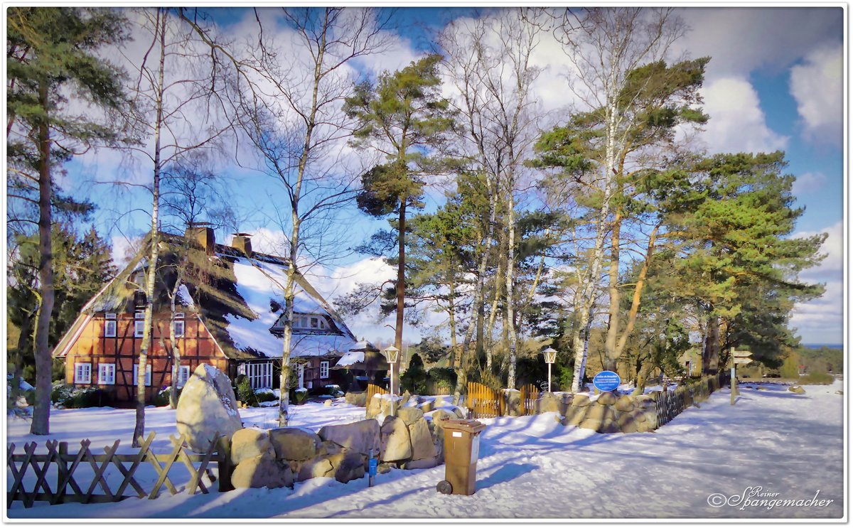 Atelier de Bruycker, Schneverdingen  Auf dem Hpen . Das Reetgedeckte Niedersachsenhaus, liegt zwischen dem Schafstall und dem Heidegarten.
Naturpark Lneburger Heide, Februar 2021
