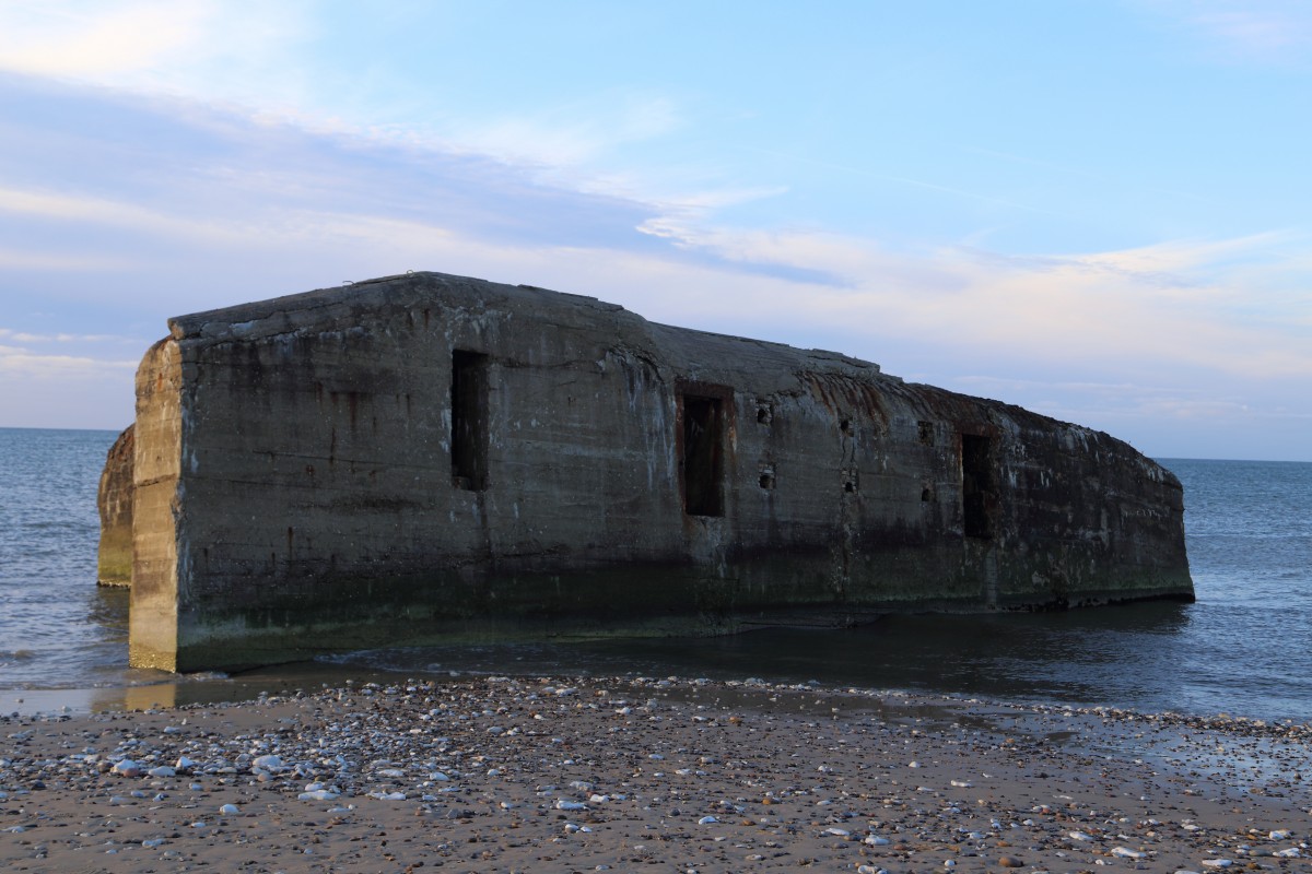 Atlantikwallbunker des II.Weltkrieges am Strand von Vigs, aufgenommen am Abend des 16.04.2014.