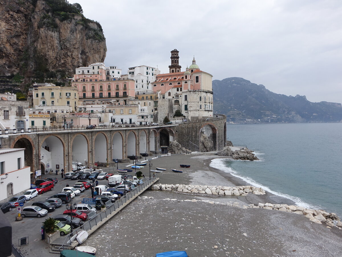 Atrani, Ausblick auf die Altstadt mit St. Maria Magdalena Kirche (25.02.2023)