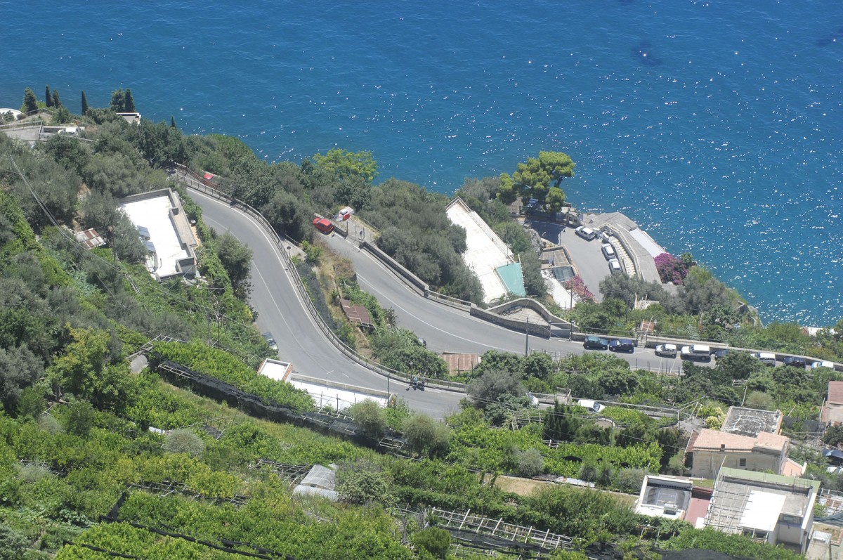 Atrani von Villa Cimbrone aus gesehen. Aufnahmedatum: 28. Juli 2011.