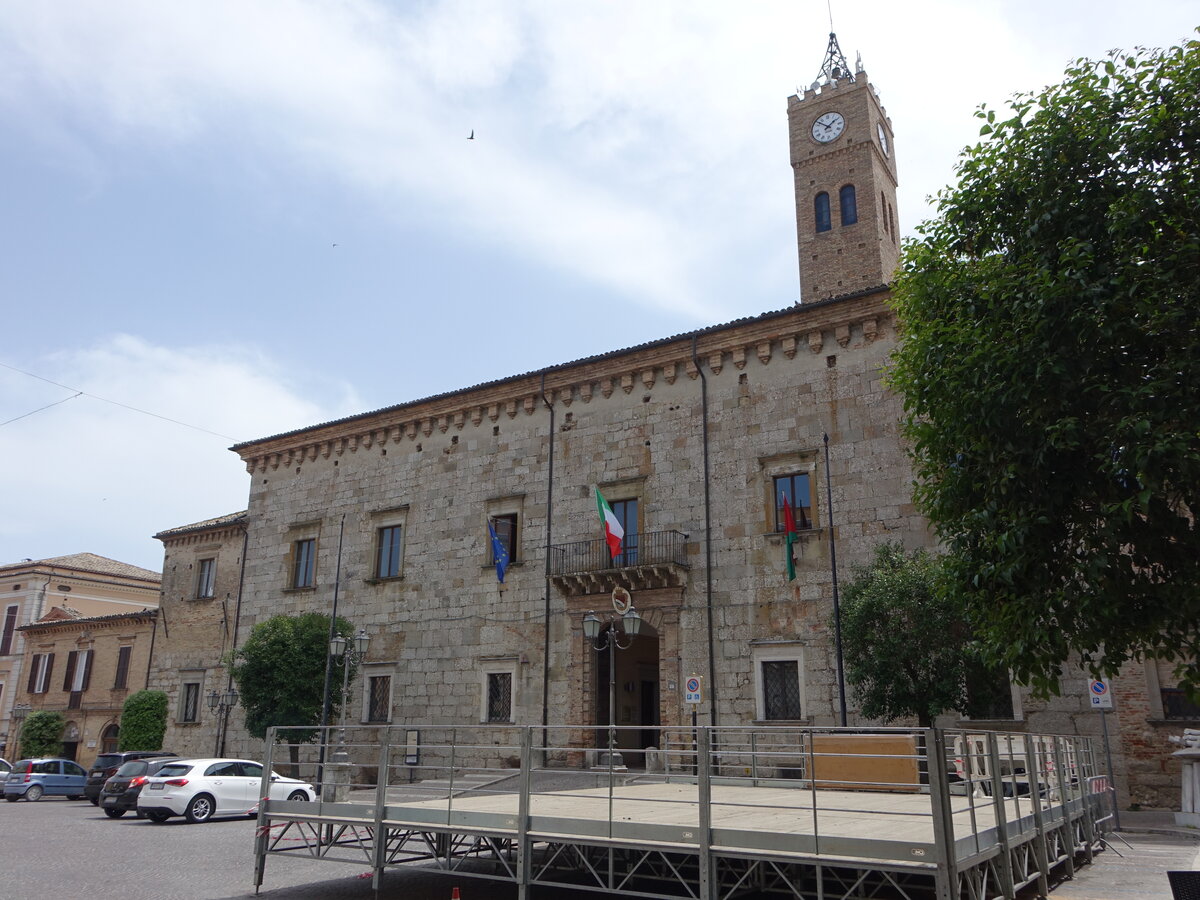 Atri, Palazzo Ducale in der Via Picena, erbaut im 14. Jahrhundert durch Antonio Acquaviva, heute Rathaus (27.05.2022)