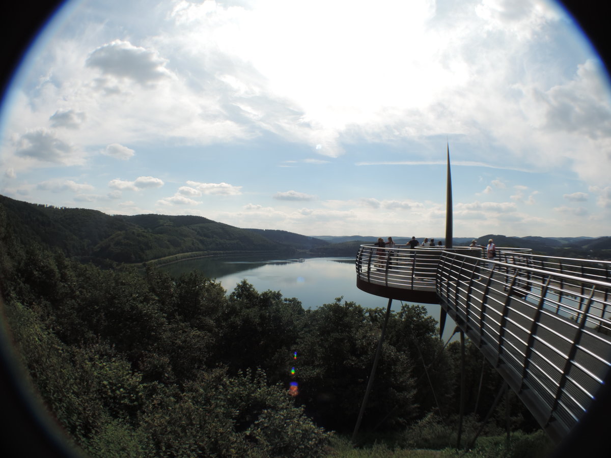 ATTENDORN/SAUERLAND- BIGGE-BLICK -AUSSICHTSPLATTFORM
Hat man auerhalb des Stadtgebietes von ATTENDORN einen ziemlich steilen Waldweg hoch ber der
Hansestadt erklommen,bietet sich von der vor 7 Jahren errichteten sthlernen Plattform mit bis zu 90 Meter
ber Grund ein herrlicher Panoramablick ber die Bucht des Sees-das Schiff der  Biggesee-Schiffahrt 
befindet sich gerade auf der Fahrt zur Anlegestelle....
Mit dem fisheye am 22.8.2017 aufgenommen....