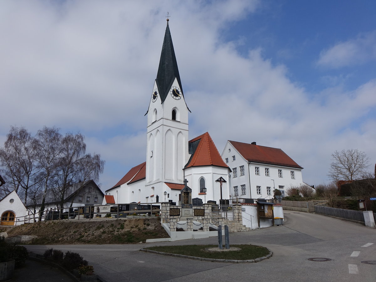 Attenhausen bei Bruckberg, kath. Kirche St. Stephan und Pfarrhaus, Langhaus erbaut 
ab 1900 von J. Elsner, Chor und Turm sptgotisch (20.03.2016)