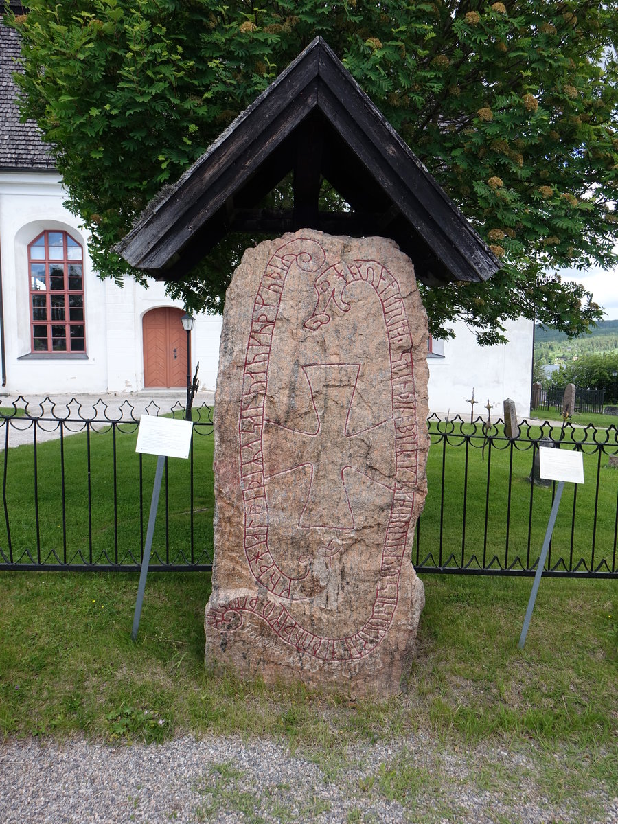 Attmar, Runenstein aus dem 10. Jahrhundert vor der Ev. Kirche (20.06.2017)