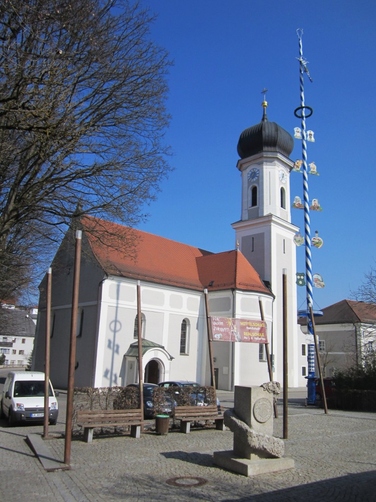 Au in der Hallertau, St. Vitus Kirche, barocker Saalbau mit eingezogenem Chor, erbaut von 1688 bis 1689 durch Georg Hbler, Umbau von 1903 bis 1906 im Jugendstil durch Johann Baptist Schott (14.03.2014)