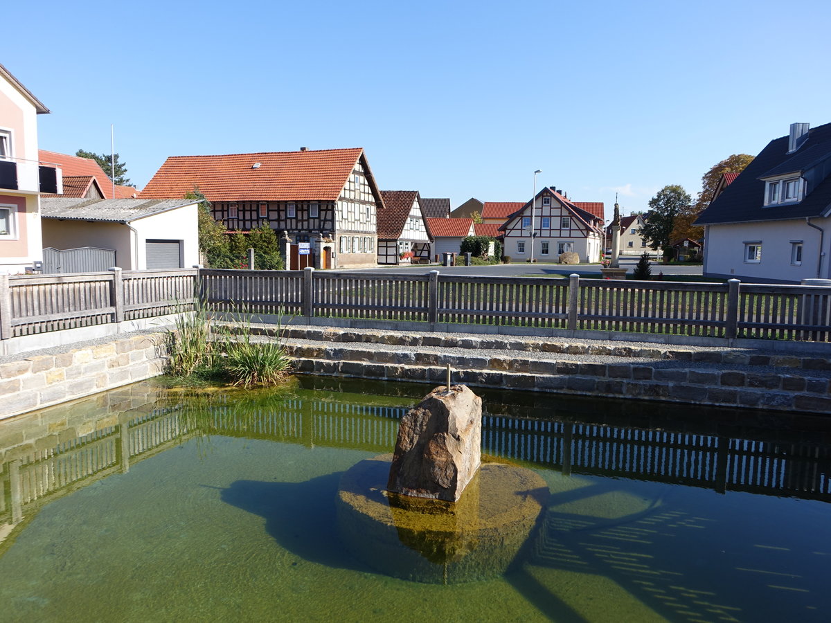 Aub, Brunnen am Weiher am Kirchplatz (15.10.2018)