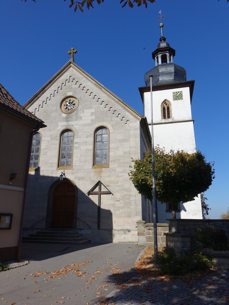 Aub, neuromanische St. Peter und Paul Kirche, Saalkirche mit Satteldach und mit eingezogenem Chor, erbaut von 1863 bis 1864 (15.10.2018)