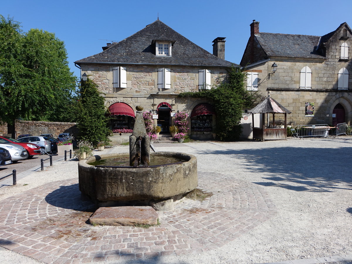 Aubazines, historischer Brunnen am Place de Eglise (22.07.2018)