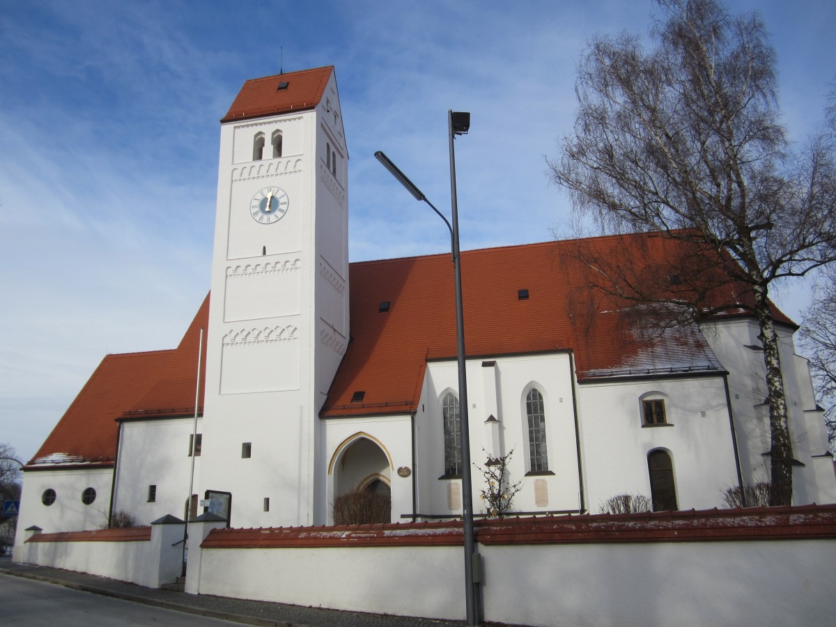 Aubing, St. Quirin Kirche, romanischer Turm aus dem 13. Jahrhundert, Kirchenschiff erbaut 1489 (09.12.2012)