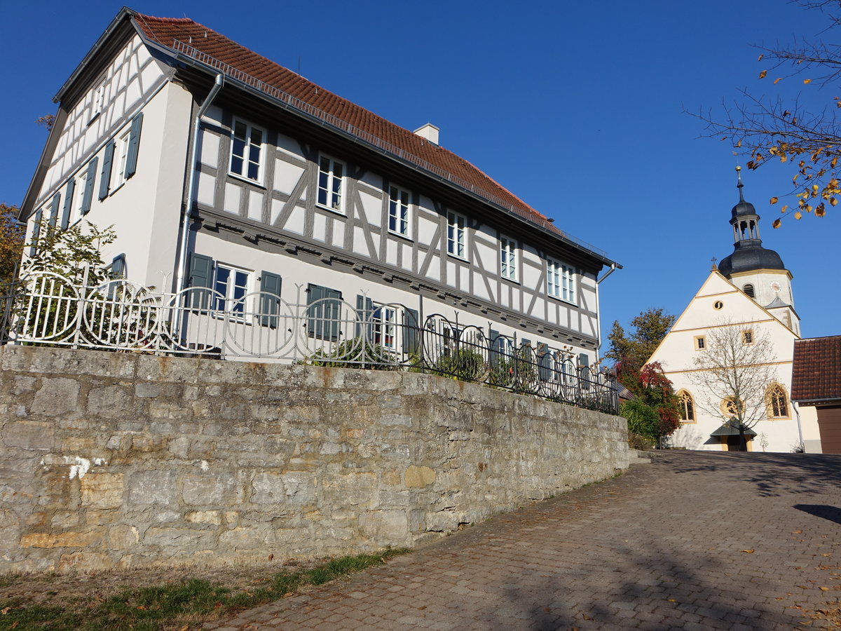 Aubstadt, Pfarrhaus und evangelische St. Johannes Kirche (15.10.2018)
