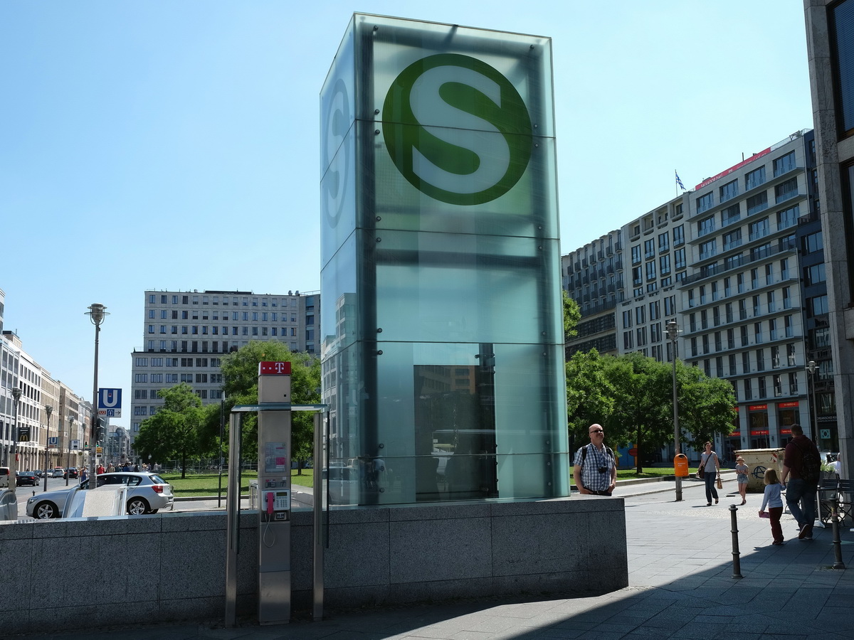 Auch dieses Bild wurde im Rahmen eines Workshop Moderne Stadtarchitektur am Potsdamer Platz mit Fuji Systemkameras- X-T und X-E Modelle wurde diese Bild am 11. Juli 2015 gefertigt.
Das Bild zeigt einen Blick zum Leipziger Platz.